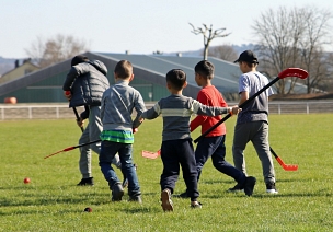 Am liebsten spielen die Kinder in der Erstaufnahme-Einrichtung zurzeit Hockey. © Stefanie Ingwersen, Stadt Marburg
