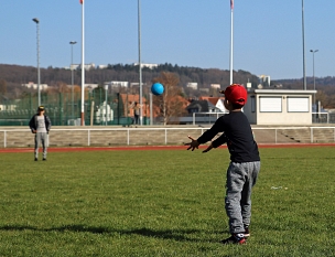 An sieben Tagen die Woche bietet die Stadt Marburg geflüchteten Kindern und Jugendlichen Spiel, Sport und Bewegung an der Erstaufnahme-Einrichtung am Georg-Gaßmann-Stadion. © Stefanie Ingwersen, Stadt Marburg
