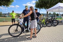 Beim Bewegungs- und Gesundheitstag haben die Mitarbeiter*innen der Stadt auch E-Bikes ausprobiert. © Patricia Grähling, Stadt Marburg