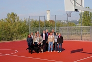 Bürgermeister Wieland Stötzel (Mitte) übergab zusammen mit Vertreterinnen und Vertretern der Stadt und des Ortsbeirats den neuen Bolzplatz auf dem Vitos-Gelände seiner Bestimmung.
