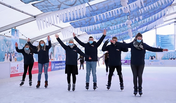 Der Fachdienst Sport war auf der Eisfläche sportlich unterwegs. © Stefanie Ingwersen, Stadt Marburg