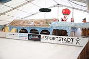 Die Kunst-Eisbahn im "Eispalast" des Georg-Gaßmann-Stadions, an der Umrandung ist u.a. groß Sportstadt Marburg zu lesen