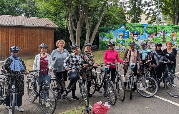 Die Teilnehmerinnen und Übungsleiterinnen mit ihren Fahrrädern © Fachdienst Sport, Stadt Marburg