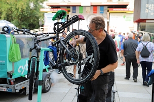 Kostenlose Reinigung des eigenen Zweirads war beim "Fest des Radfahrens" in der Fahrrad-Waschanlage "Clean your bike" möglich. © Simone Schwalm, Stadt Marburg