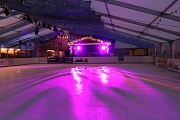 Eisfläche im Marburger Eispalast mit Party-Beleuchtung