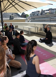 Sönke Preck führte auf der Dachterasse des Erwin-Piscator-Hauses in die Zen-Meditation ein.