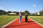 Stadträtin Kirsten Dinnebier und Sportamtsleiter Björn Backes freuen sich über die Fertigstellung der neuen Speerwurfanlage für das Georg-Gaßmann-Stadion.