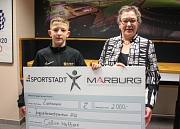 Stadträtin und Sportdezernentin Kirsten Dinnebier übergibt das Jugendförderstipendium im Sport an den Boxer Calvin Mattern.