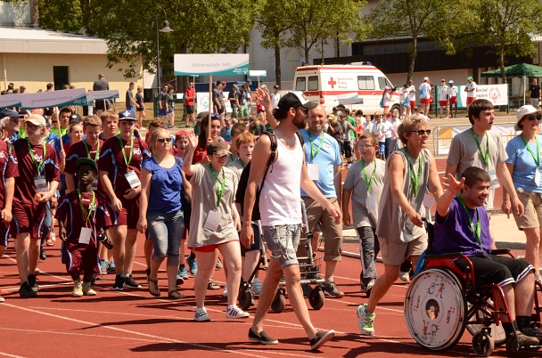 Teilnehmer/innen der ersten Hessenspiele kommen im Georg-Gaßmann-Stadion an. © Stadt Marburg, Sabine Preisler