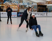 Unterwegs mit der Eisgleiter-Laufhilfe: Die Mitarbeiter*innen des Fachdienst Sport testen die Eisfläche aus synthetischem Eis. © Patricia Grähling, Stadt Marburg